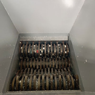 एचडीपीई ब्लू ड्रम फोमेड कंटेनर चार दस्ता एक्सिस प्लास्टिक रीसाइक्लिंग श्रेडर